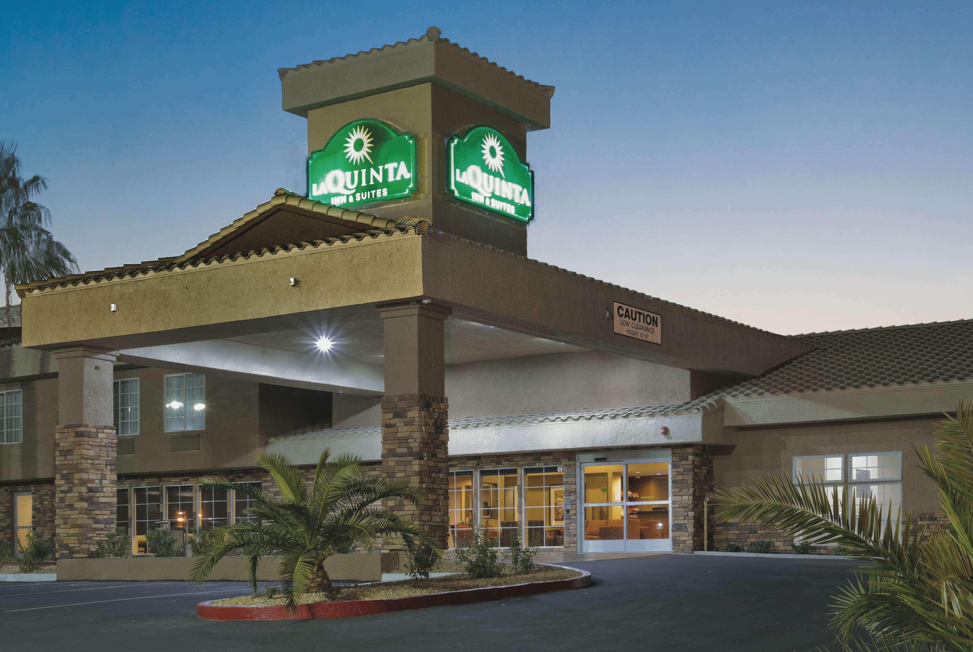 La Quinta Inn & Suites By Wyndham Lv Tropicana Stadium Las Vegas Exterior photo