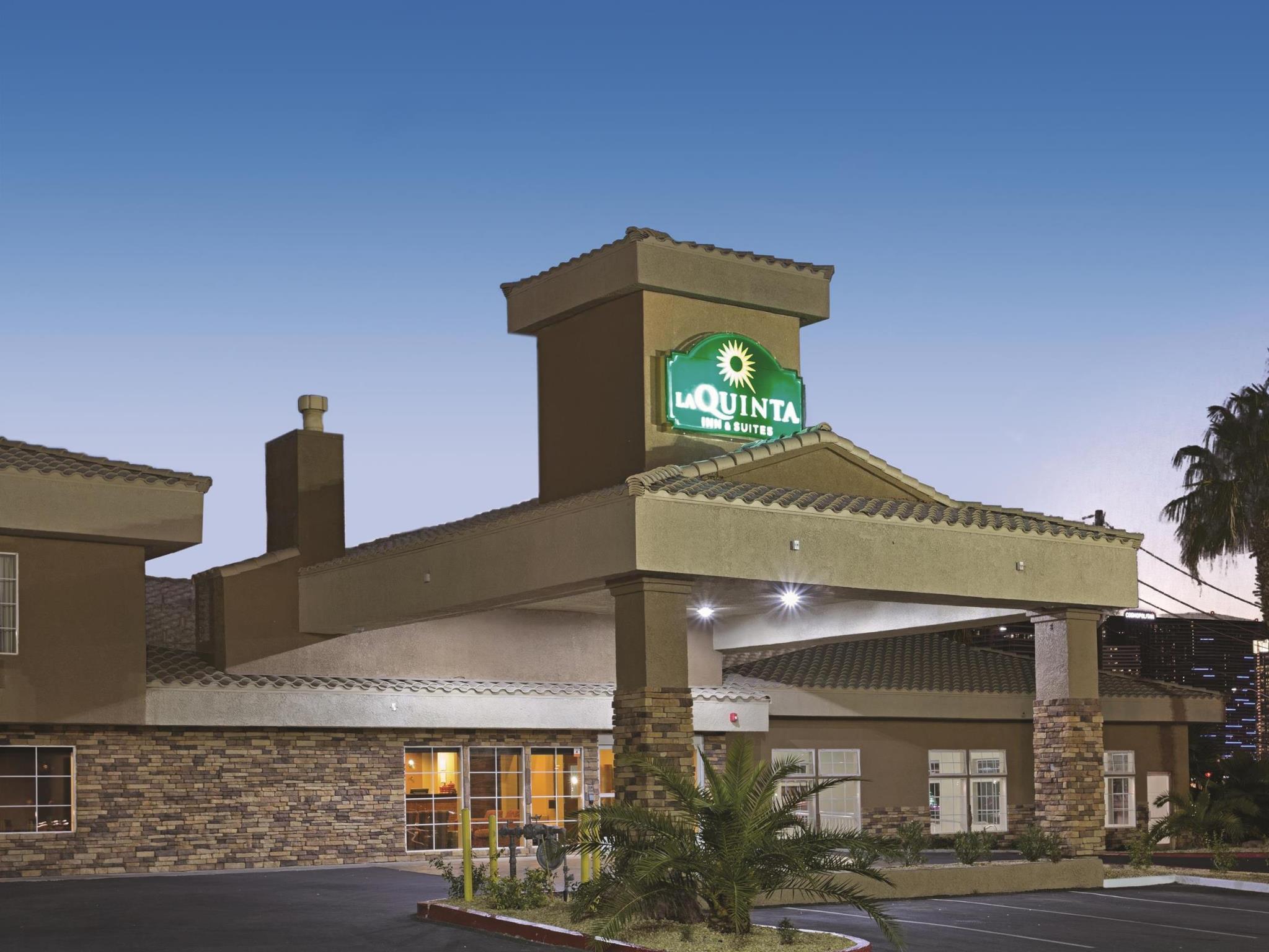 La Quinta Inn & Suites By Wyndham Lv Tropicana Stadium Las Vegas Exterior photo