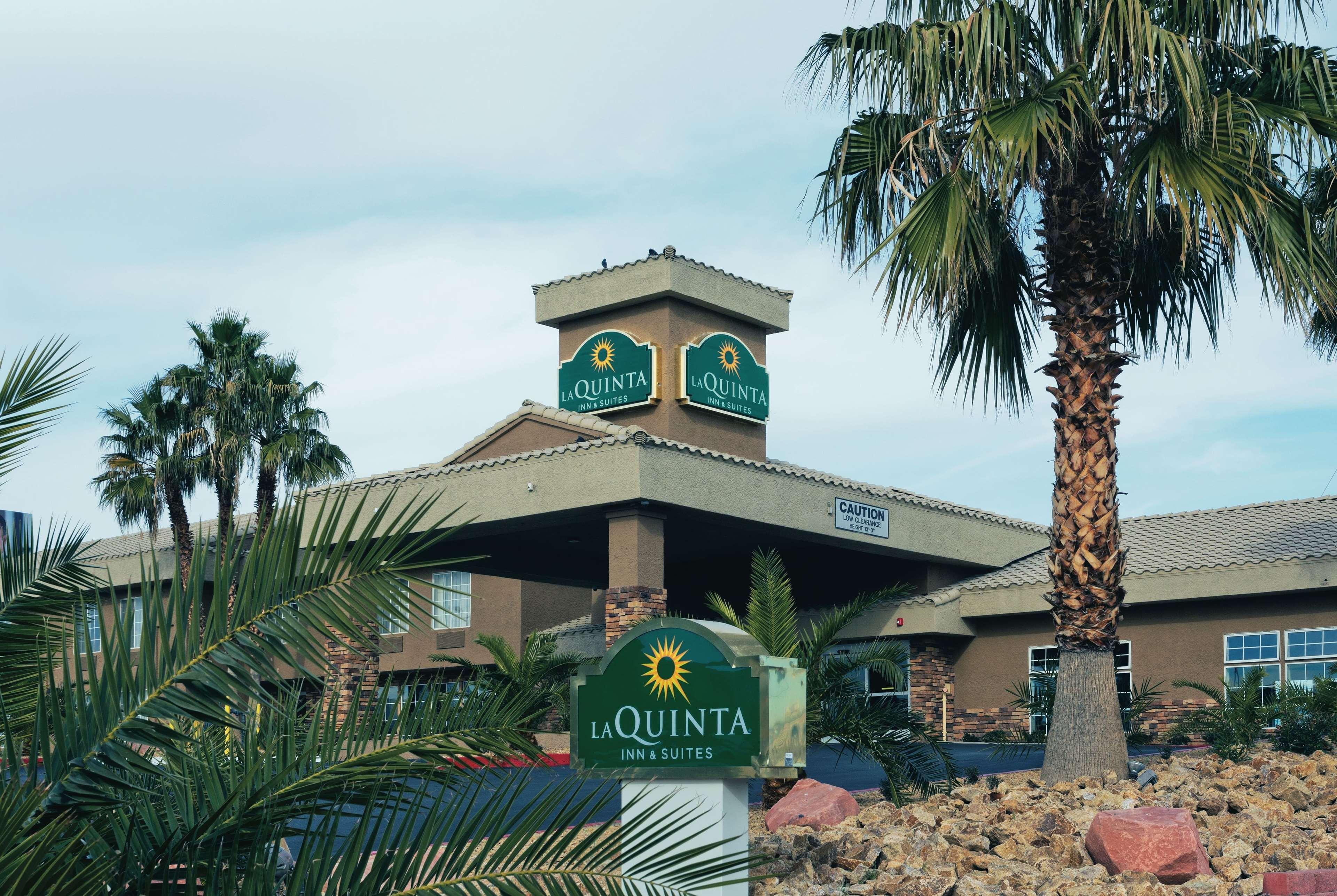 La Quinta Inn & Suites By Wyndham Lv Tropicana Stadium Las Vegas Exterior photo