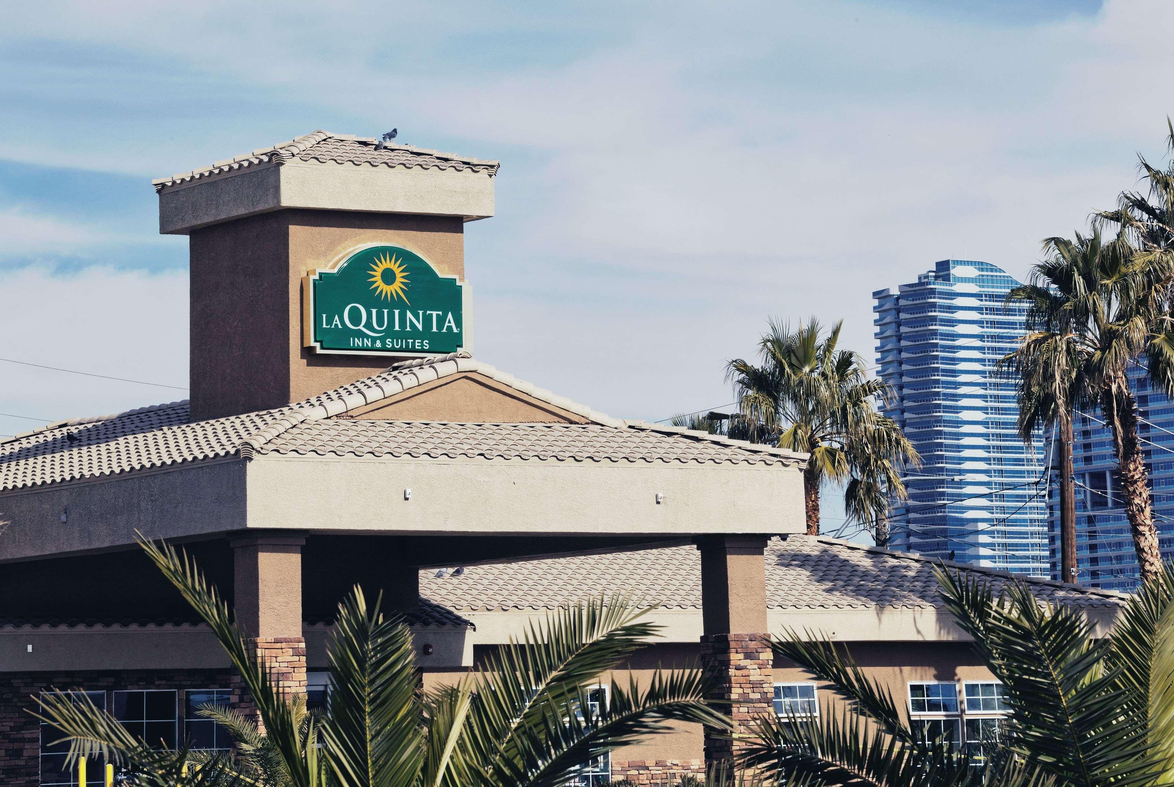 La Quinta Inn & Suites By Wyndham Lv Tropicana Stadium Las Vegas Exterior photo