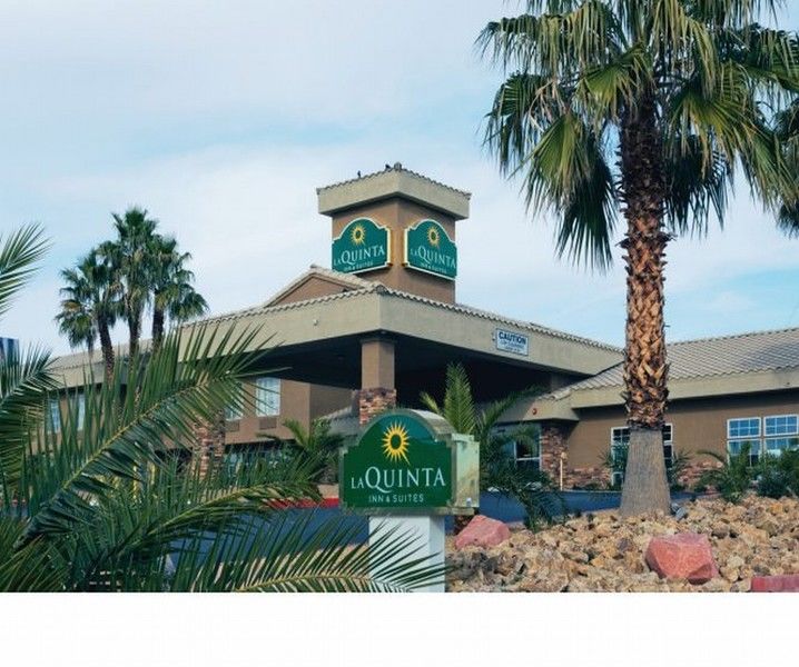 La Quinta Inn & Suites By Wyndham Lv Tropicana Stadium Las Vegas Exterior photo